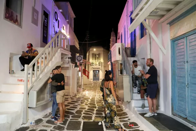 Des touristes sur l'île de Mykonos, à Mykonos, en Grèce, le 18 juillet 2021 LOUIZA VRADI / REUTERS