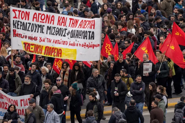 Manifestation contre les bas salaires, à Athènes, en Grèce, le 9 avril 2025. Sur la banderole, on peut lire : « Dans la lutte et la grève, nous obtenons salaires et droits ». ALKIS KONSTANTINIDIS / REUTERS