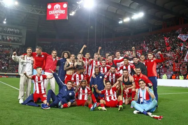 La joie de l'Olympiakos, sacré champion de Grèce dimanche soir. (X//Olympiakos)