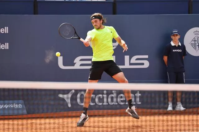 Stefanos Tsitsipas avance à Barcelone.