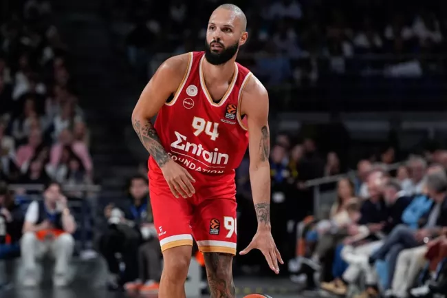 Evan Fournier expulsé lors du match 3 de la finale du Championnat de Grèce.