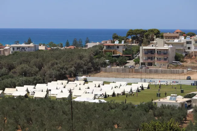 Un camp temporaire de migrants installé sur un terrain de football, dans la région de Rethymno, sur l'île de Crète, en Grèce, le 24 juin 2025. STEFANOS RAPANIS/REUTERS