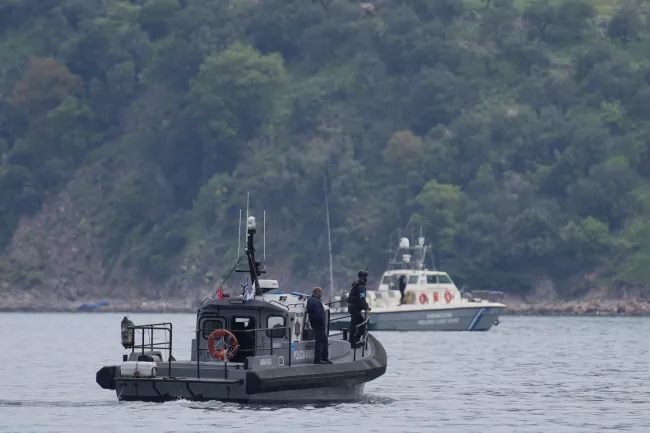 Un bateau de Frontex (au premier plan) et des navires des garde-côtes grecs participent à une opération de sauvetage au large des côtes de l'île de Lesbos, au nord-est de la mer Egée, en Grèce, le 3 avril 2025. PANAGIOTIS BALASKAS/AP