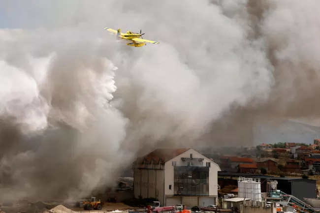 Lors de l'incendie déclaré dans les environs de la ville de Skopje, en Macédoine du Nord, le 9 juillet 2025. BORIS GRDANOSKI / AP