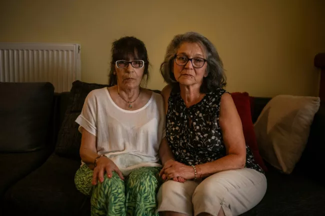 Joanna Robyn Bedell Zalewa (d) et sa soeur Sophie dans leur maison à Elefsina, près d'Athènes, le 5 juin 2025 en Grèce  -  Angelos TZORTZINIS - Elefsina (AFP)