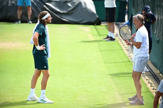 Stefanos Tsitsipas et Goran Ivanisevic sur les courts d'entraînement d'Aorangi Park à Wimbledon. (P. Lahalle/L'Équipe)