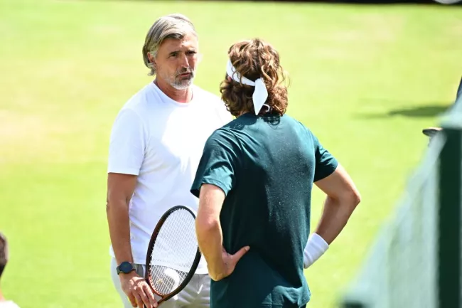 Stefanos Tsitsipas et Goran Ivanisevic sur les courts d'entraînement d'Aorangi Park à Wimbledon. (P. Lahalle/L'Équipe)