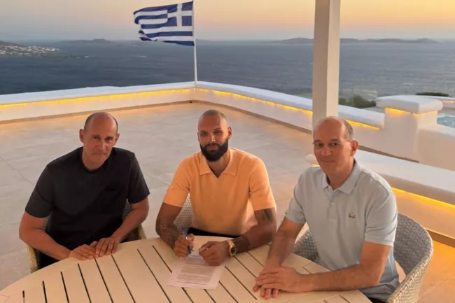 Evan Fournier sera lié au club grec jusqu'en 2028. (@Olympiacos_BC)