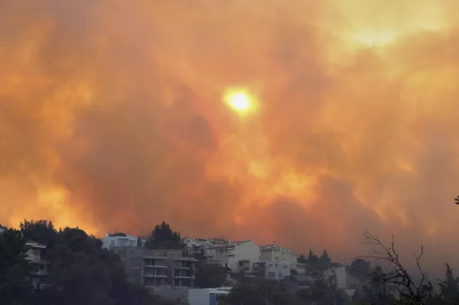 Des fumées d'incendie emplissent le ciel en Grèce, dans la banlieue nord-ouest de Kryoneri, à Athènes le samedi 26 juillet 2025 YORGOS KARAHALIS/AP/SIPA