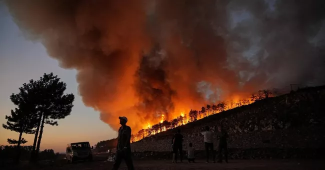 Turquie, Albanie, Grèce : les images impressionnantes des feux qui consument à nouveau le sud de l’Europe.
