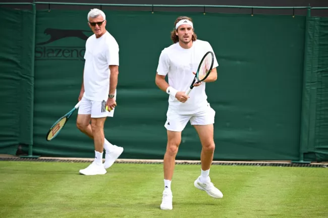 Stefanos Tsitsipas à l'entraînement avec son père, l'an dernier à Wimbledon. (P. Lahalle/L'Équipe)