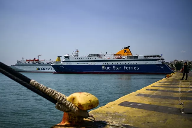 Des ferries à quai au port du Pirée, près d'Athènes, le 8 août 2025  -  Aris MESSINIS - Le Pirée (AFP)