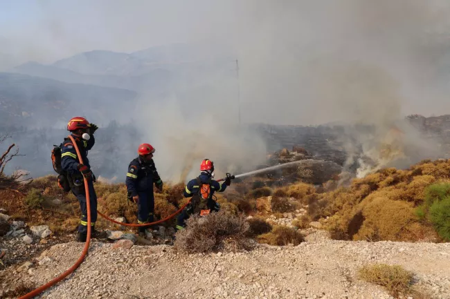Les pompiers interviennent sur un incendie de forêt sur l'île de Chios, en Grèce, le 13 août 2025. KONSTANTINOS ANAGNOSTOU / REUTERS
