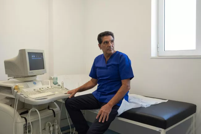 Le docteur Giorgos Vichas au centre de santé de la région de Kalyvia, près d'Athènes, le 17 juillet 2025. LOUIZA VRADI POUR « LE MONDE »