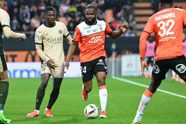 Gédéon Kalulu (balle au pied) au duel avec Nuno Mendes, le 24 avril 2024. (F. Faugère/L'Équipe)