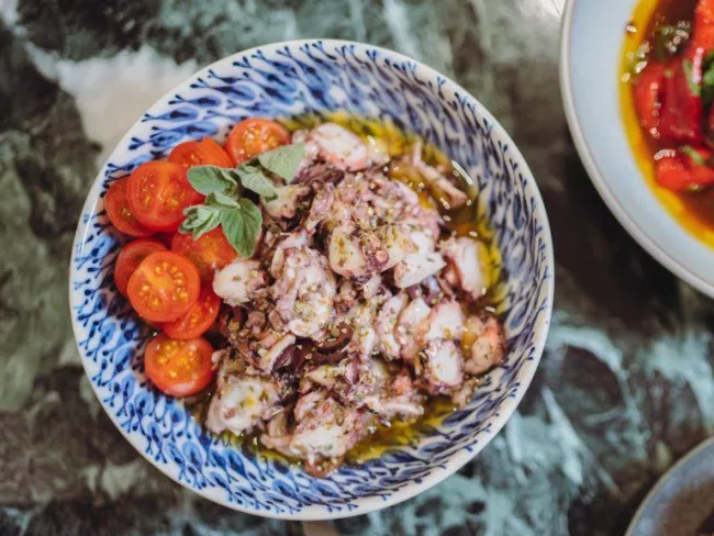 5 restaurants pour voyager en Grèce sans quitter Paris.