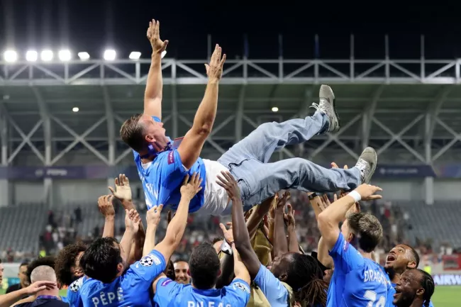 Le propriétaire de Pafos Sergei Lomakin célébré par ses joueurs. (Y. Kourtoglou/Reuters)