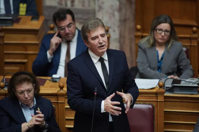 Michalis Chryssohoïdis, lors d'une session parlementaire, à Athènes, le 15 décembre 2023. GIORGOS ARAPEKOS / NURPHOTO VIA AFP