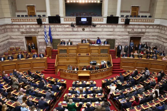 La Grèce vote une loi prévoyant des « retours forcés » pour les demandeurs d’asile déboutés.