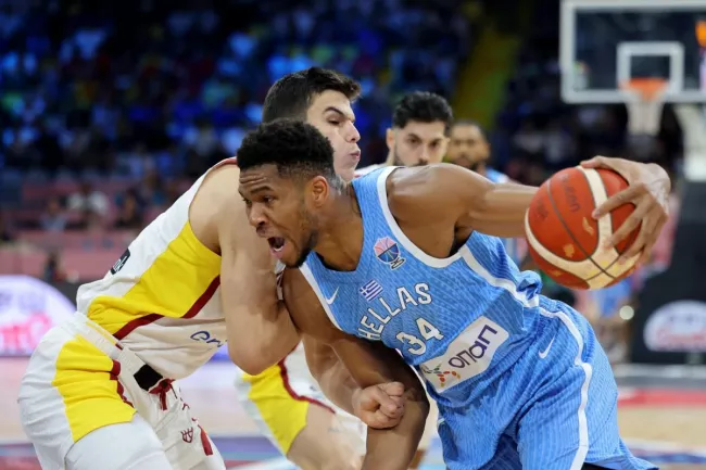 La France affrontera la Géorgie en huitièmes de l'Euro, l'Espagne éliminée par la Grèce d'un grand Giannis Antetokounmpo.