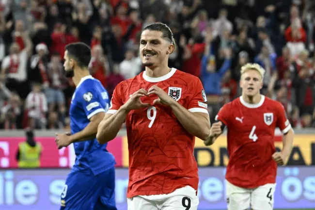 L'Autriche peine mais l'emporte contre Chypre dans un match arrêté pour un trou dans la pelouse.