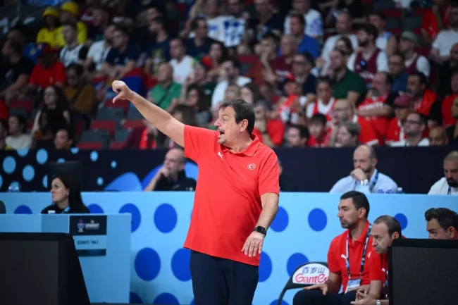 « Ce n'est pas la NBA, c'est du basket européen » : Ergin Ataman après la victoire de la Turquie face à la Grèce de Giannis Antetokounmpo.