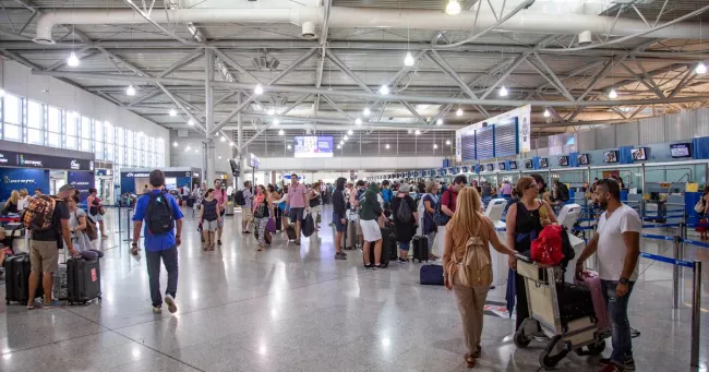 Le retour des cerveaux en Grèce, un “enjeu majeur” pour l’avenir du pays.