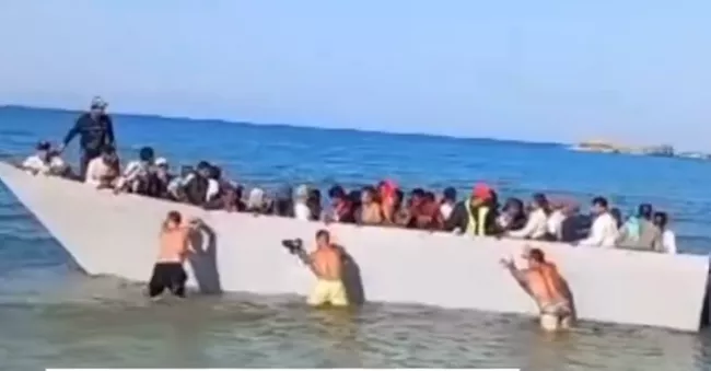 Les baigneurs repoussent physiquement l'embarcation de migrants à Gavdos.