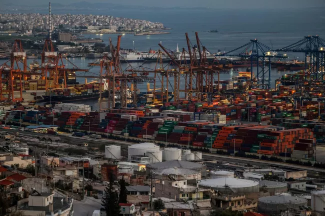 Vue du terminal à conteneurs de la compagnie Cosco, au Pirée, en Grèce, le 28 janvier 2025. LOUISA GOULIAMAKI / REUTERS