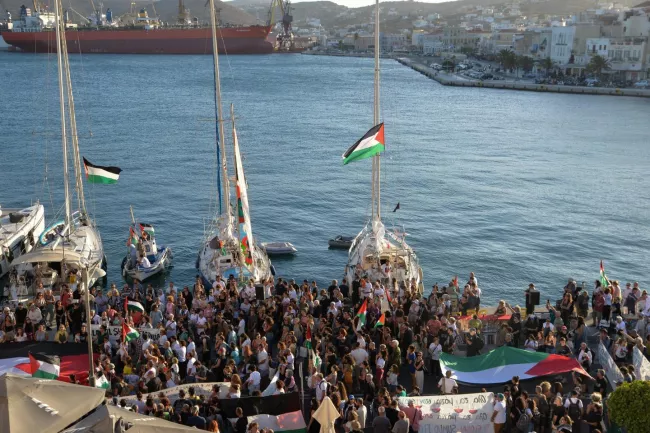 Rassemblement au port d'Ermoupolis avant le départ de deux voiliers qui font partie de la Global Sumud Flotilla visant à atteindre Gaza, sur l'île de Syros, en Grèce, le 14 septembre 2025. GIORGOS SOLARIS / REUTERS