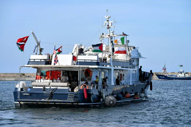Des militants et défenseurs des droits humains à bord d'un navire quittent le port de Bizerte, au nord de la Tunisie, le 14 septembre 2025, pour rejoindre les derniers bateaux participant à la flottille internationale en route pour Gaza  -  MOHAMED FLISS - Bizerte (AFP)