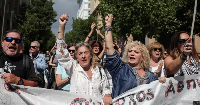 Bientôt une journée de travail de treize heures en Grèce ? Une “cause de guerre” sociale.