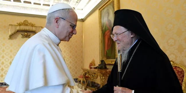 Léon XIV recevant le patriarche de Constantinople Bartholomée, le 30 mai 2025 à Rome, après sa messe d'installation. © Vatican Media/CPP/IPA/SIPA