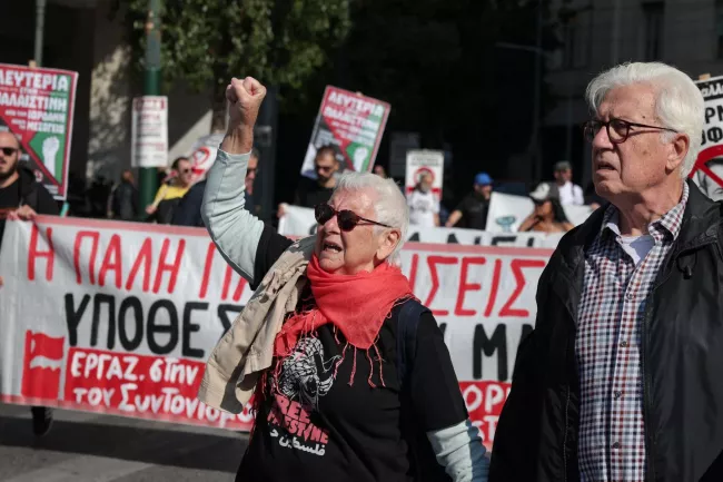 Lors d'une journée de grève, alors que le Parlement grec débat d'un projet gouvernemental visant à permettre aux employeurs de prolonger les heures de travail, à Athènes, le 14 octobre 2025. LOUISA GOULIAMAKI/REUTERS