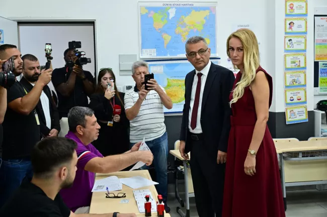 Tufan Erhurman, président du Parti turc républicain, et son épouse Nilden Bektas dans un bureau de vote de Nicosie, le 19 octobre 2025. NEDIM ENGINSOY / AP