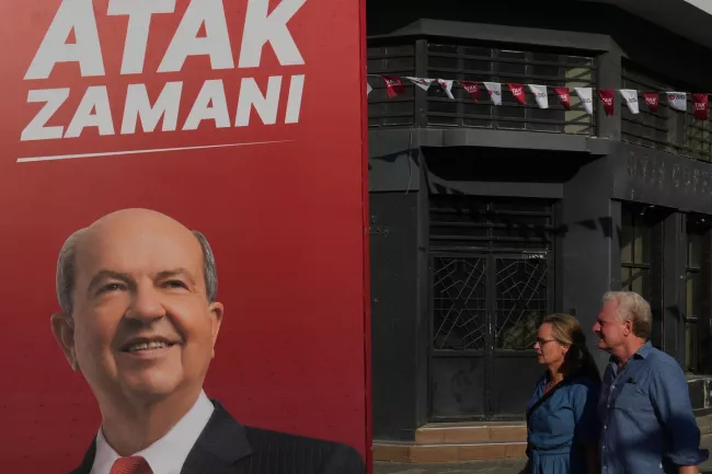 Une affiche électorale du leader et candidat chypriote turc Ersin Tatar avant les élections chypriotes turques, dans la partie nord occupée par la Turquie, à Nicosie, ville divisée de Chypre, vendredi 17 octobre 2025.