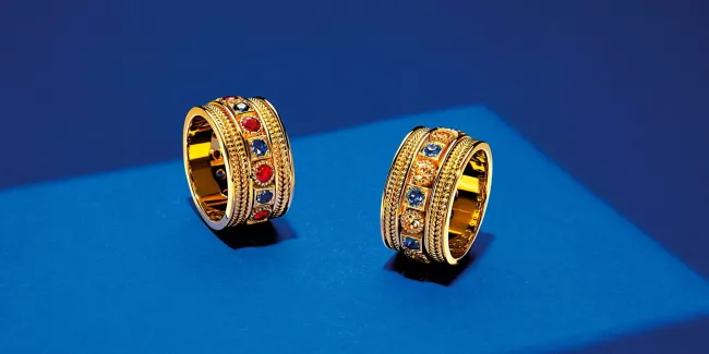 Bagues en or 18 carats serties de saphirs bleus et de rubis, ou de saphirs jaunes et bleus, hymne aux joyaux byzantins.