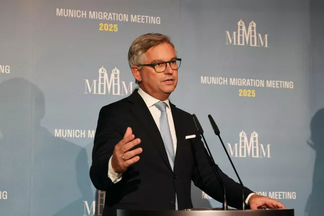 Le commissaire européen chargé des affaires intérieures et de la migration, Magnus Brunner, lors d'une réunion ministérielle européenne sur la migration à Munich, le 4 octobre 2025. ALEXANDRA BEIER/AFP