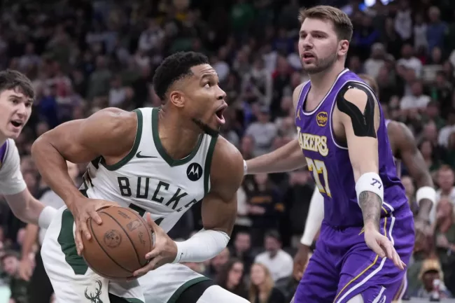 Adversaire des Lakers, Giannis Antetokounmpo a pris leur défense après la défaite des Bucks (95-119). (M. Gash/AP)