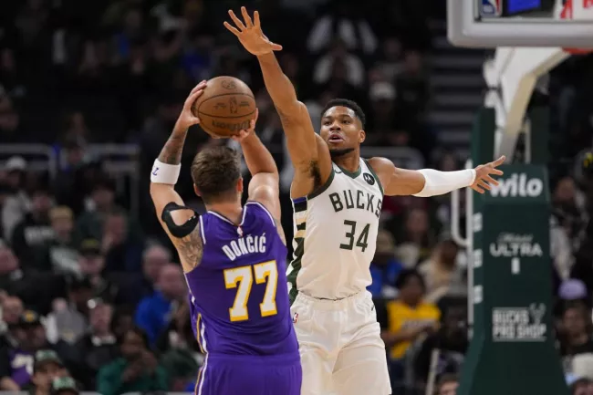 Luka Doncic et les Lakers ont battu les Bucks de Giannis Antetokounmpo. (J. Hanisch/Reuters)