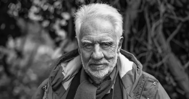 Le lauréat Yannis Kiourtsakis photographié par Nikos Aliagas.