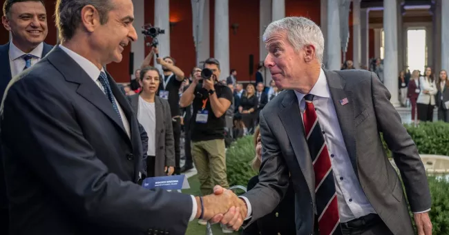 <p>&nbsp;Le Premier ministre grec, Kyriakos Mitsotakis (à gauche), avec le ministre de l’Énergie américain, Chris Wright, le 7 novembre 2025, à la Conférence de la coopération transatlantique pour l’énergie, à Athènes.