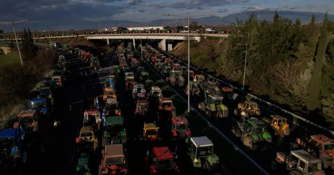 “La Grèce coupée en deux” par la colère de ses agriculteurs.