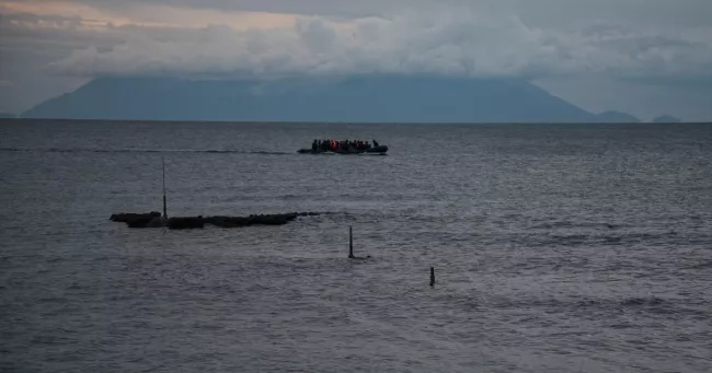 Des immigrants approchent d’Alexandroupolis, en Grèce, avec un bateau pneumatique. (Archive).
