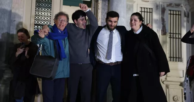 “L’action humanitaire n’est pas un crime” : les sauveteurs de Lesbos acquittés.