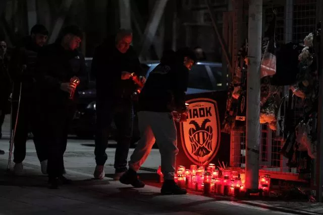 Des supporters du PAOK se sont recueillis en Roumanie après l'accident ayant causé la mort de sept d'entre eux. (A. Avramidis /Reuters)