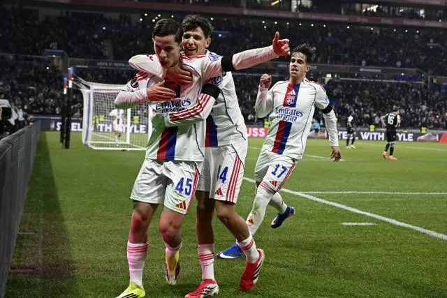 Rémi Himbert et Khalis Merah, ici sous le regard d'Afonso Moreira, ont inscrit les deux premiers buts de l'OL face au PAOK Salonique (4-2). (S. Mantey/L'Équipe)