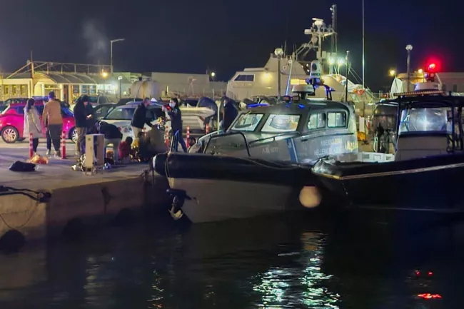 Des gardes-côtes grecs mènent des opérations de sauvetage dans un port de l'île de Chios, dans l'est de la mer Egée, en Grèce, le 3 février 2026, après une collision avec une embarcation de migrants. PANTELIS FYKARIS / POLITISCHIOS.GR / AP