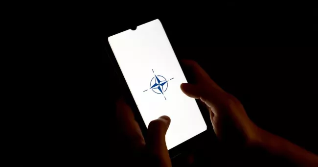 Le logo de l'Otan sur l'écran d'un smartphone, à La Canée, en Grèce, le 15 août 2023.