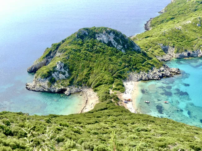 À l'est, la plage de Timoni est la plus petite. À l'ouest, la plage de Limni accueille les kayakeurs et les touristes venant en bateau-taxi.  -  © Sarah Sergent